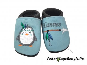 Lederpuschen babyblau-anthrazit mit Stickerei Pingu Federn jeansblau-ital.grün rechts, links mit Namen anthrazit und Pfeil braun-grau-schwarz-jeansblau-ital.grün 